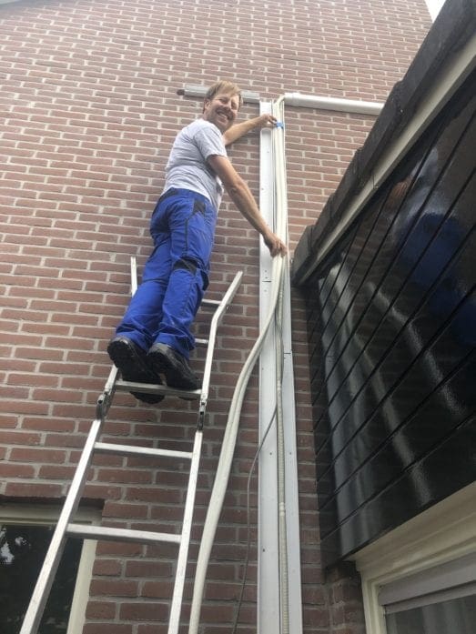 Koelleiding 2 airco's wegwerken in goot