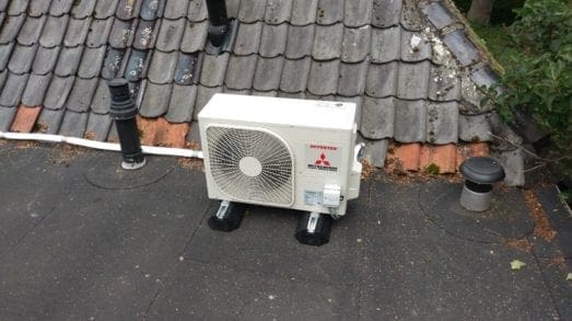 Airco buitenunit op plat dak