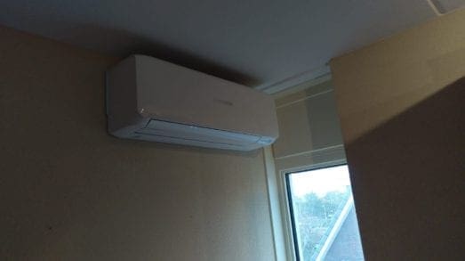 Airco in een slaapkamer in Purmerend tegen het raam aan