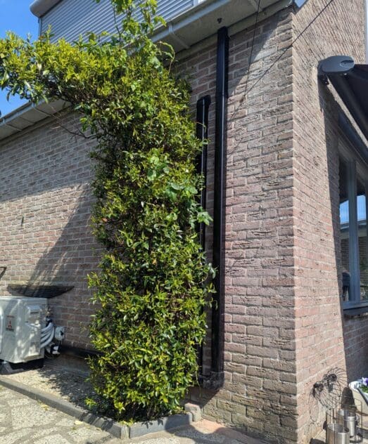 Multi-split airco koelleidingen koelleidingen multi-split airco aan buitenmuur.
